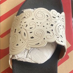 Women’s size 8 1/2 flora slide slip on sandal Tan